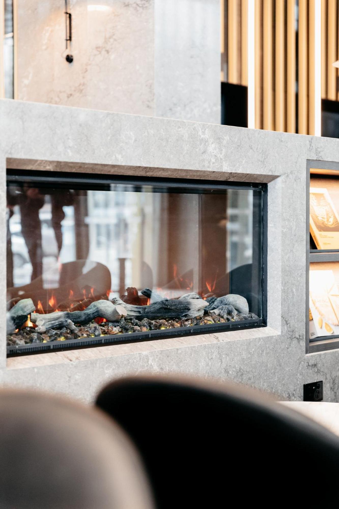 Meriton Suites Canberra Eksteriør billede A fireplace with ethanol fuel