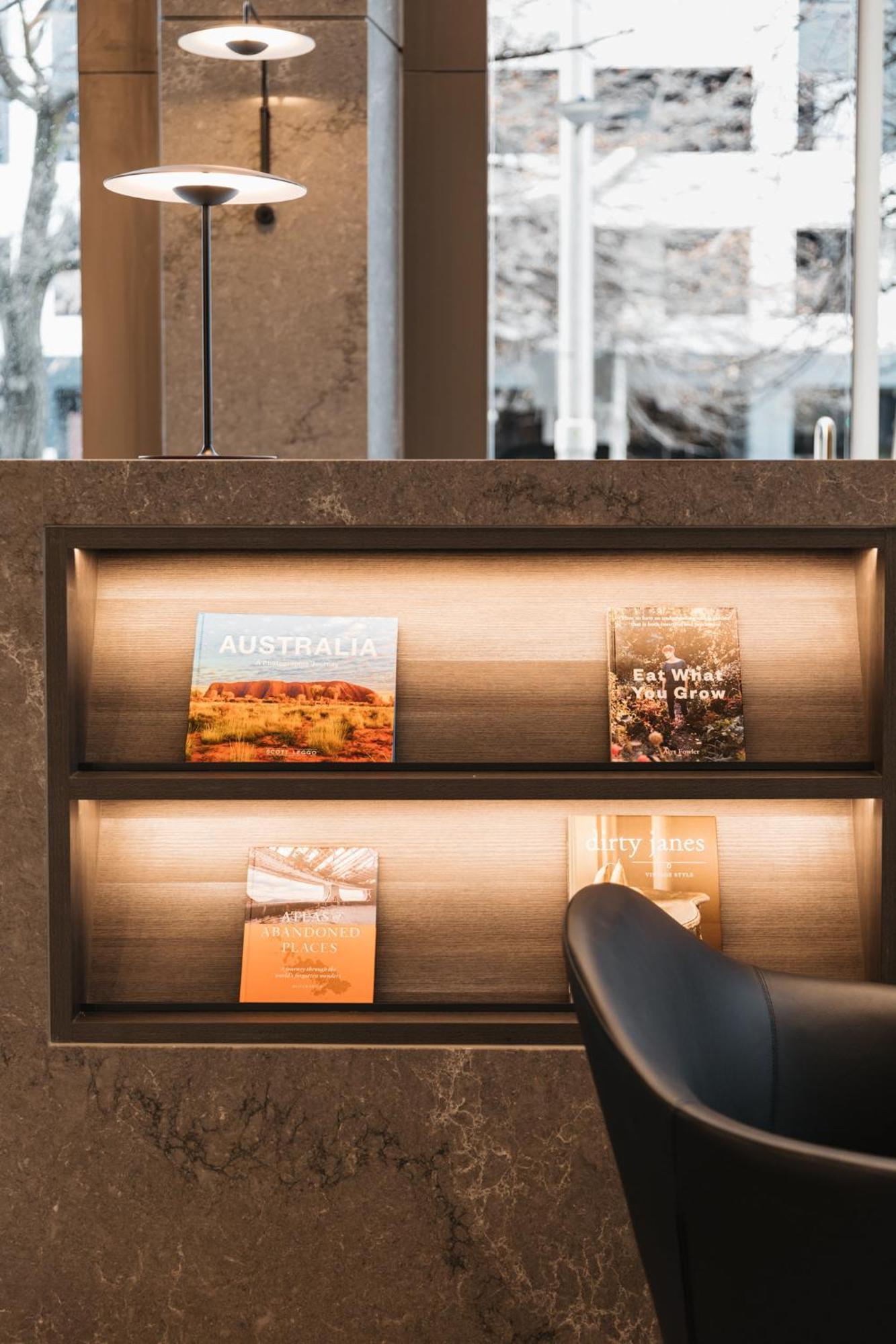 Meriton Suites Canberra Eksteriør billede A selection of magazines at the lounge
