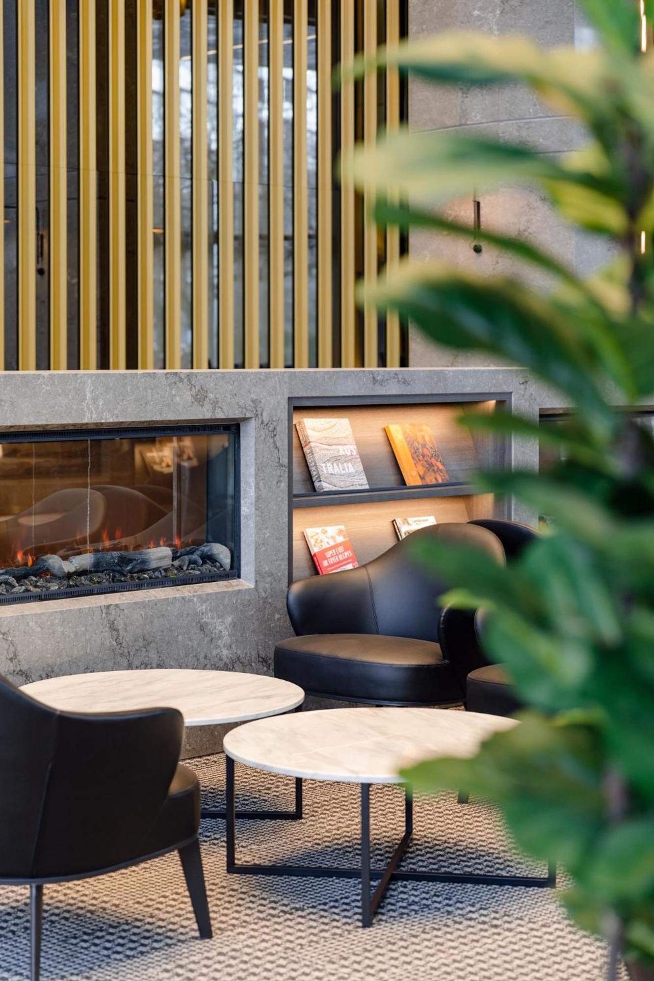 Meriton Suites Canberra Eksteriør billede The lounge at the airport