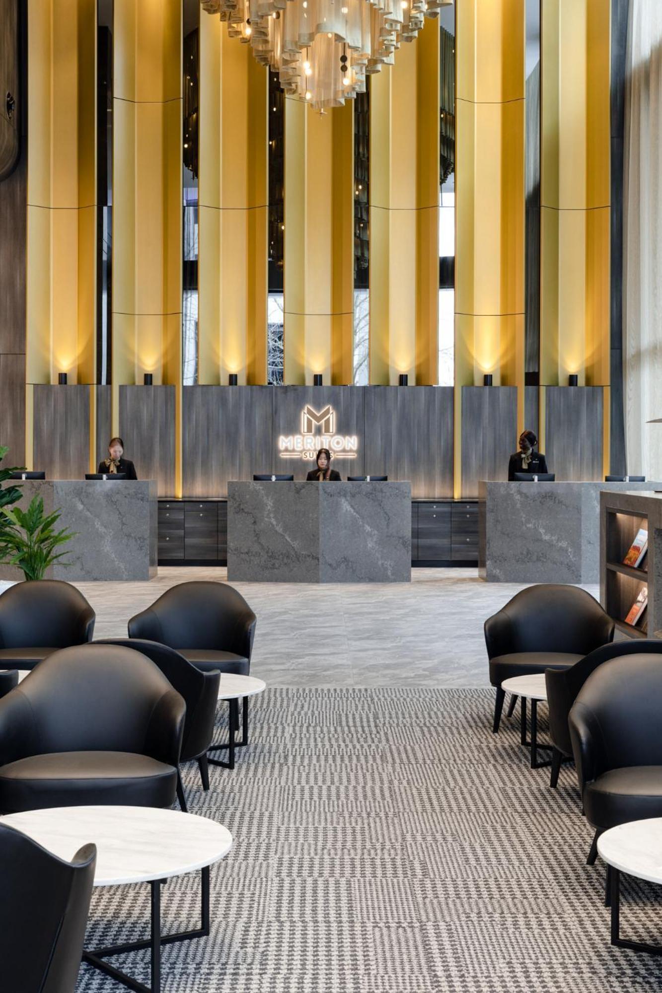 Meriton Suites Canberra Eksteriør billede The lobby of the hotel