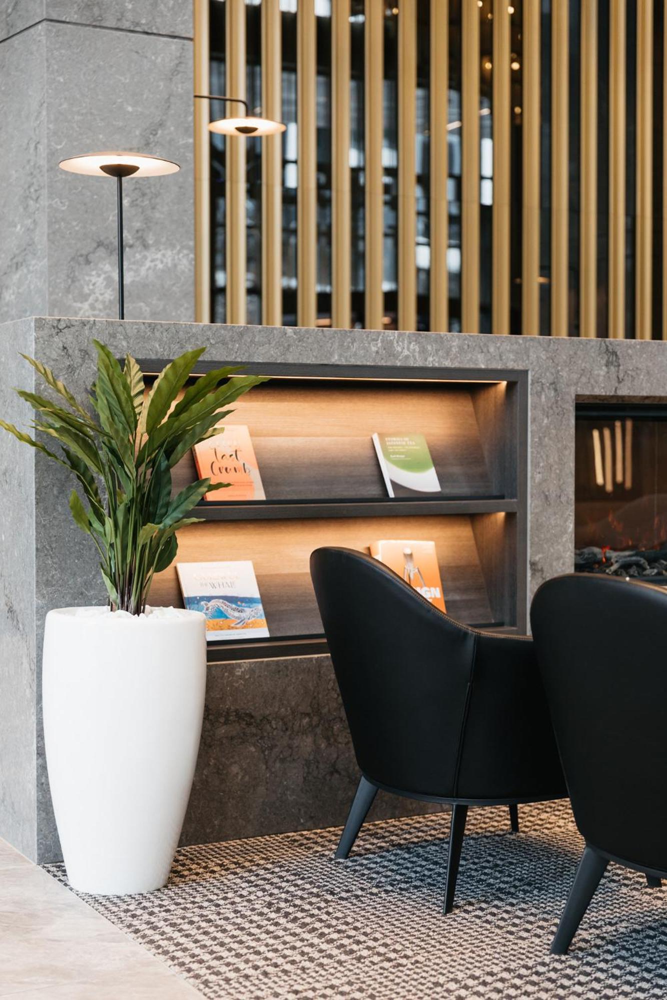 Meriton Suites Canberra Eksteriør billede Interior of the lounge