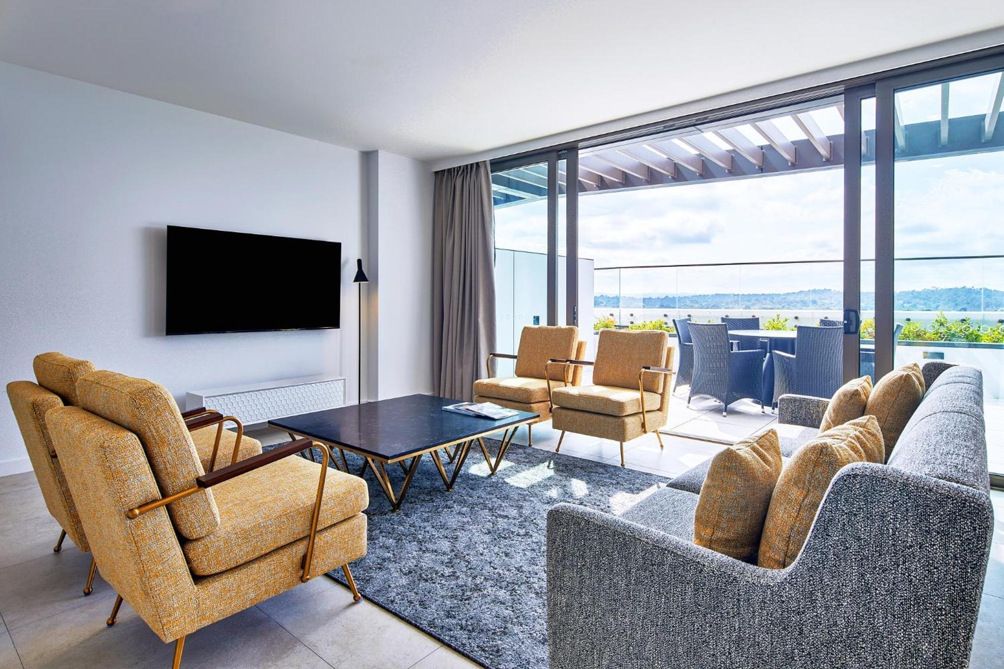Meriton Suites Canberra Eksteriør billede A living room at the hotel