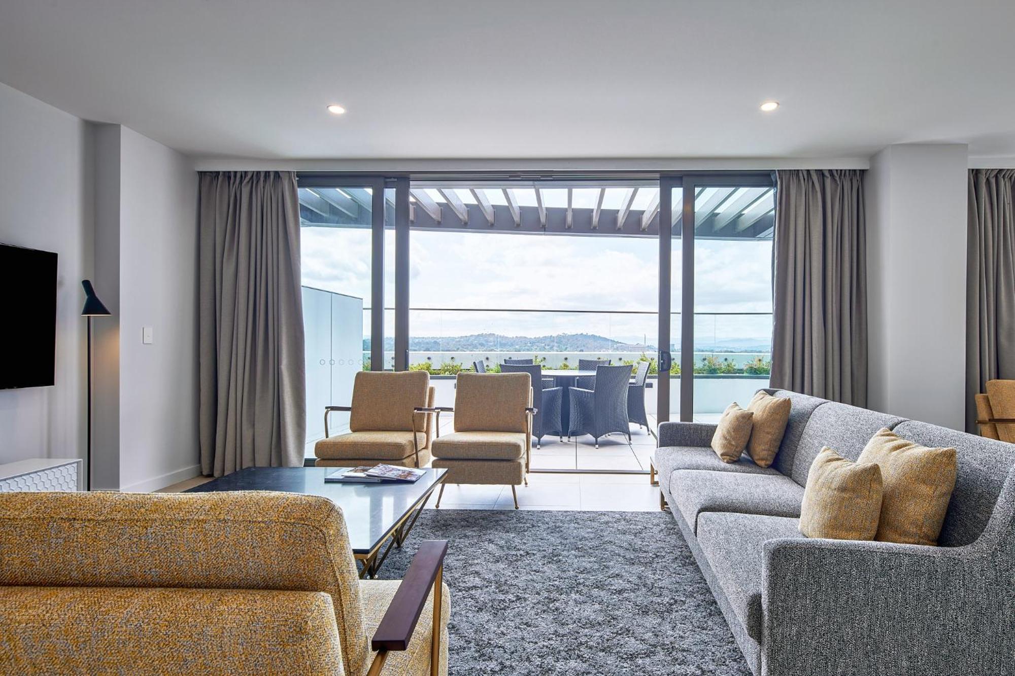 Meriton Suites Canberra Eksteriør billede A suite at the hotel