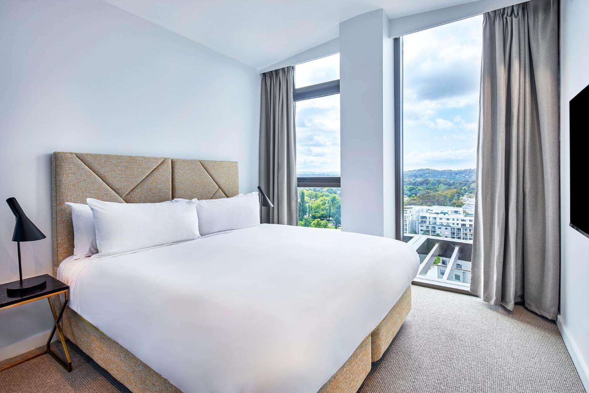 Meriton Suites Canberra Eksteriør billede A bedroom at the hotel
