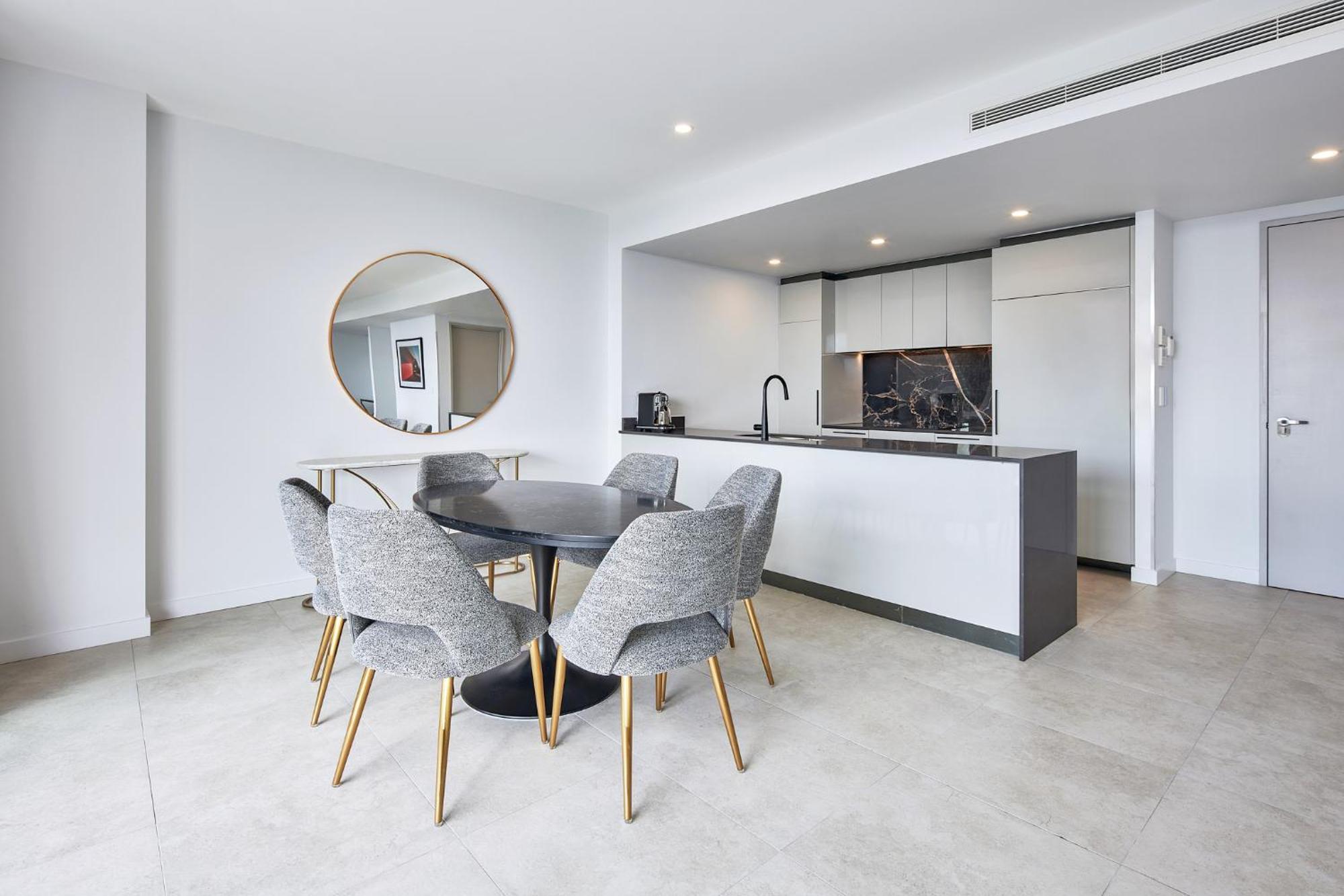 Meriton Suites Canberra Eksteriør billede A typical apartment interior