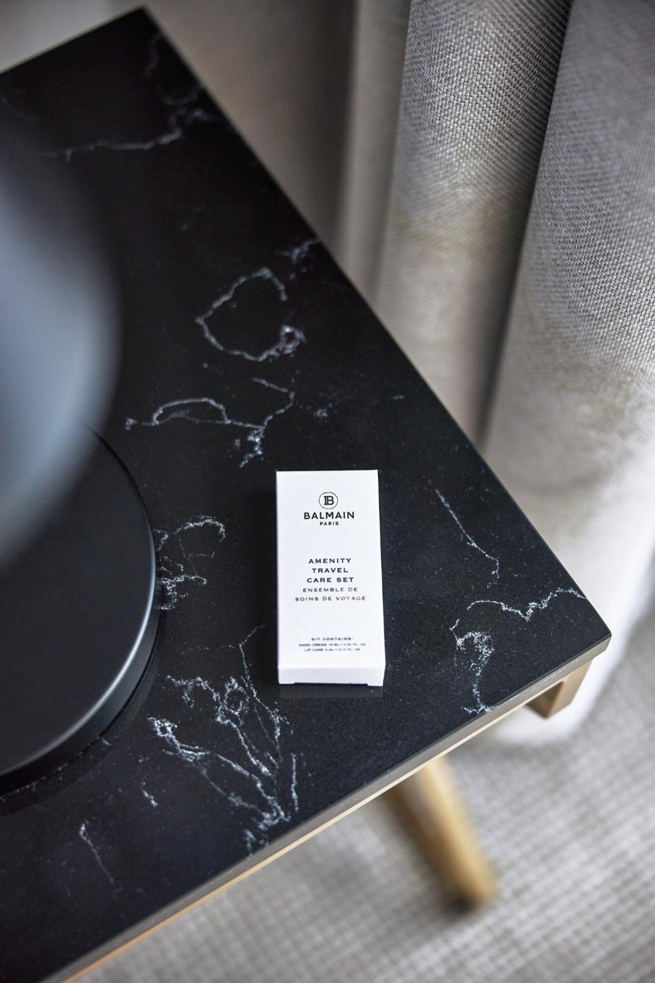 Meriton Suites Canberra Eksteriør billede Balmain Hair Couture