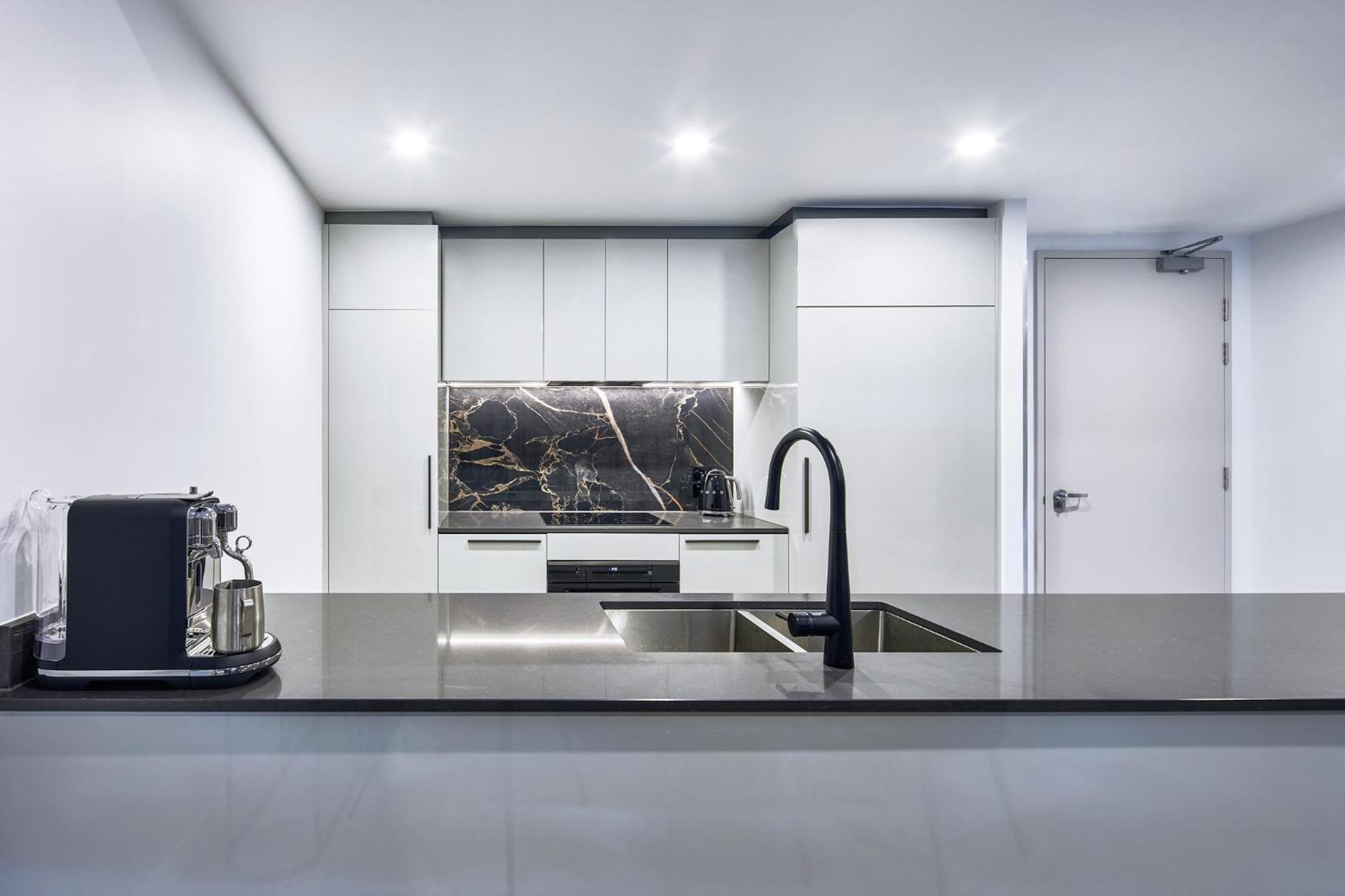 Meriton Suites Canberra Eksteriør billede A kitchen