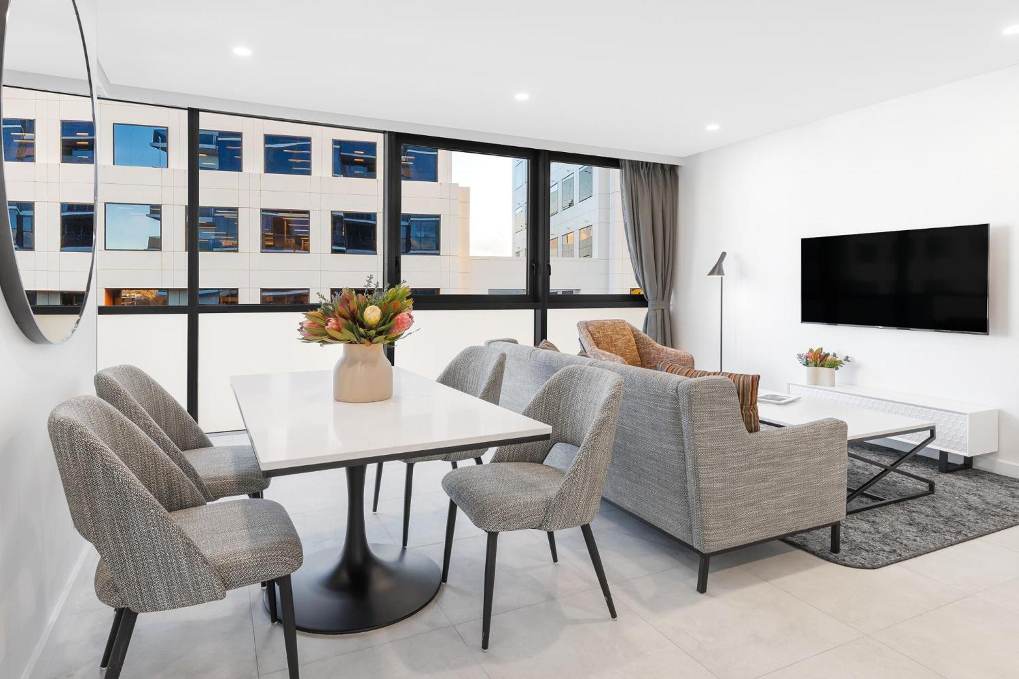 Meriton Suites Canberra Eksteriør billede A staged apartment