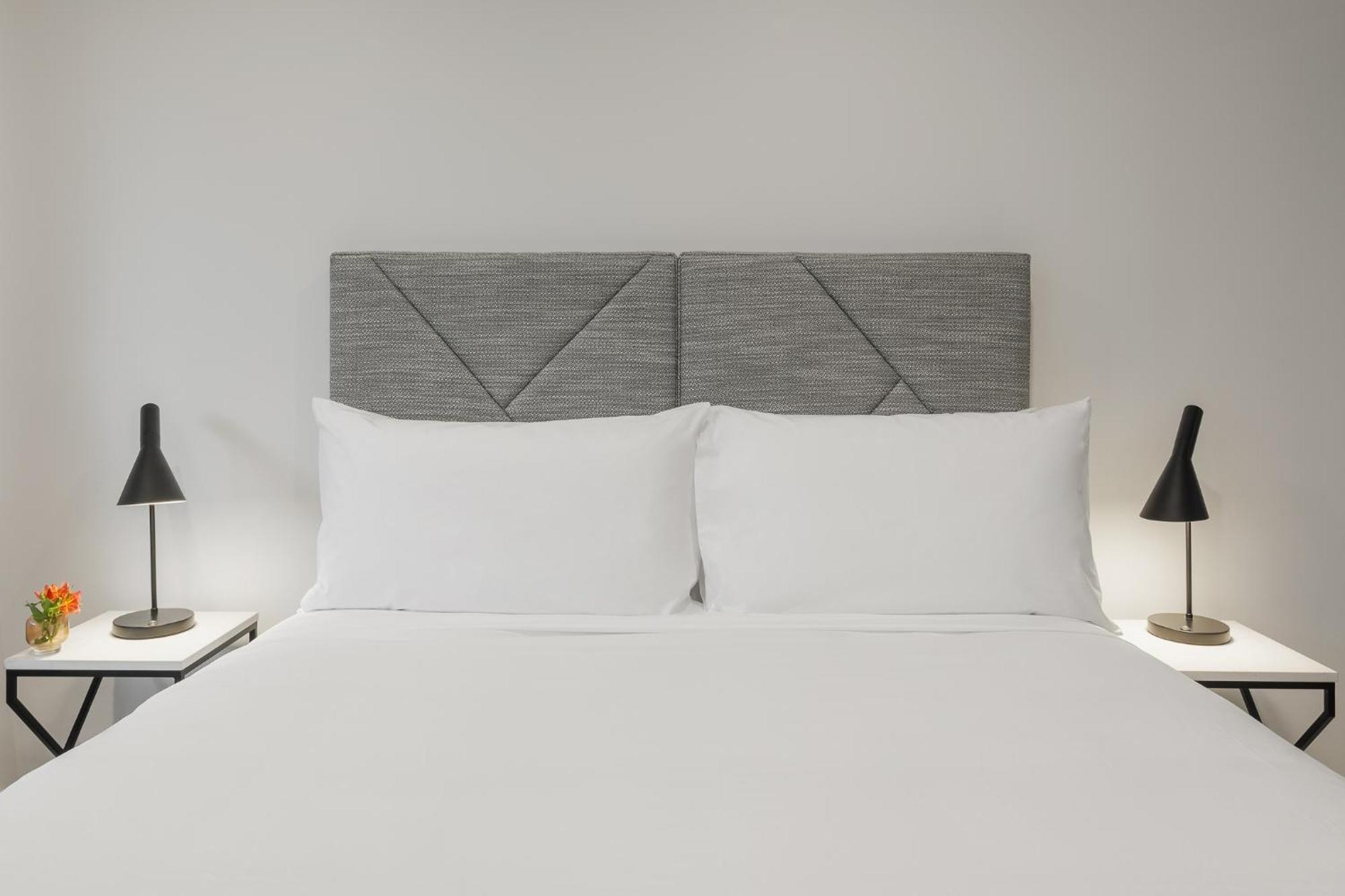 Meriton Suites Canberra Eksteriør billede A bed with a headboard