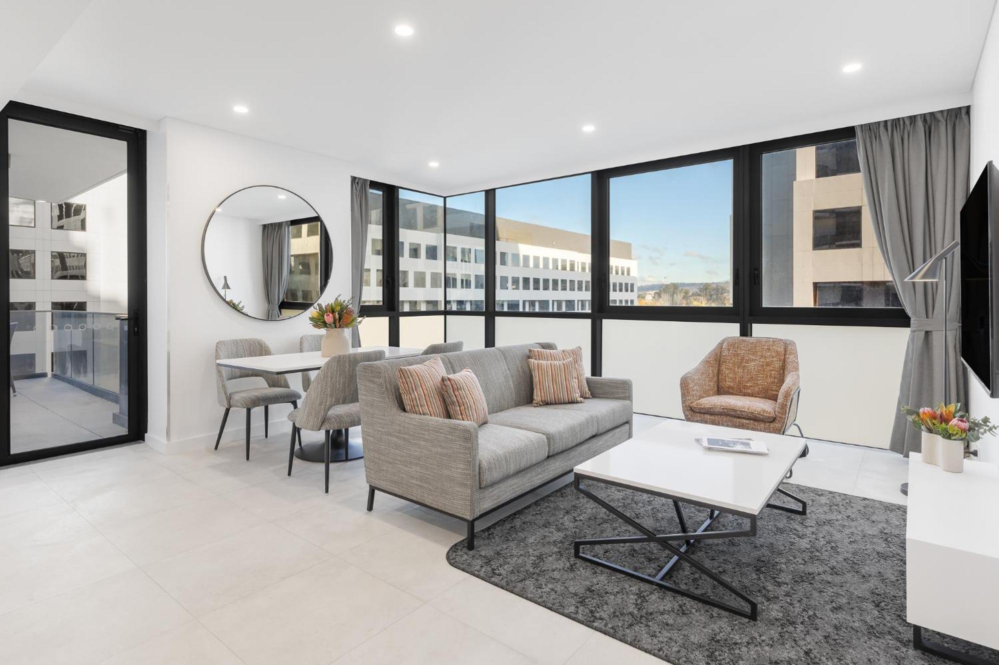 Meriton Suites Canberra Eksteriør billede The interior of a staged apartment