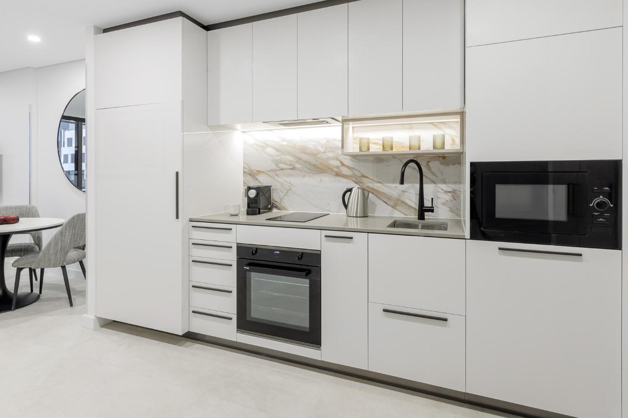 Meriton Suites Canberra Eksteriør billede A modern kitchen