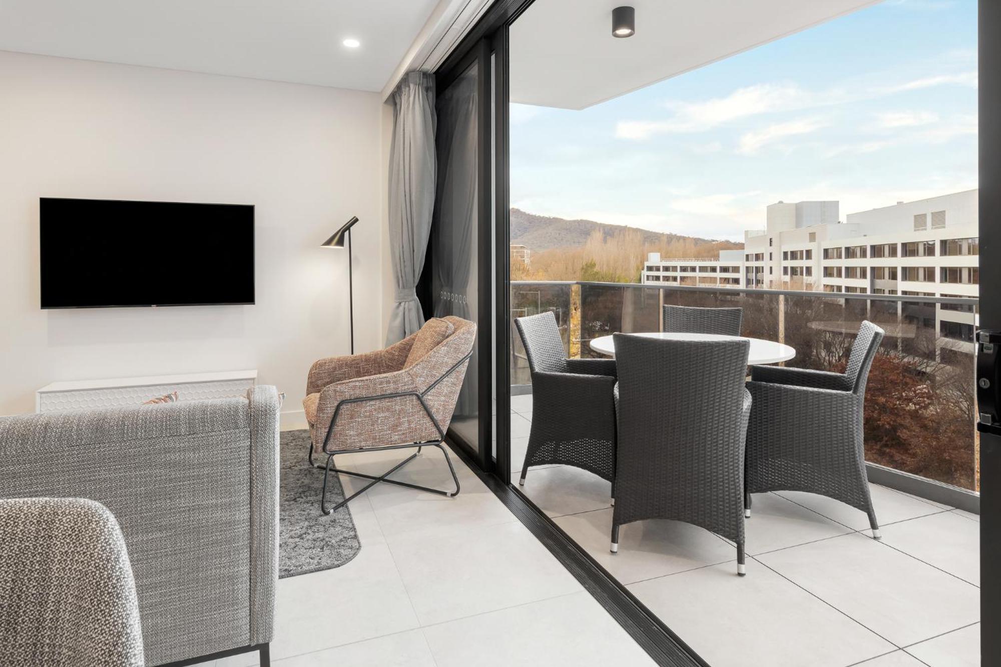 Meriton Suites Canberra Eksteriør billede The interior of a typical apartment at the complex