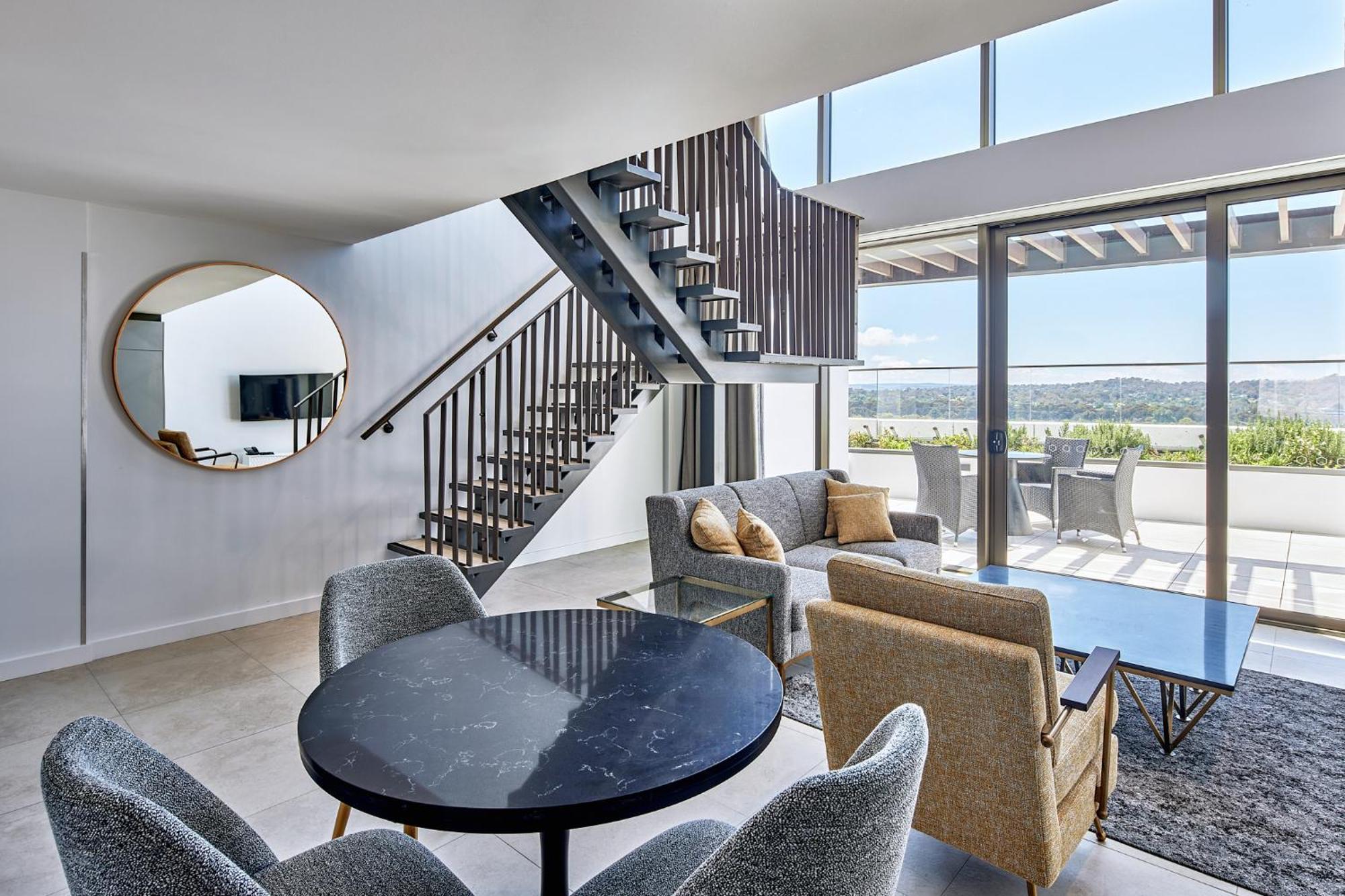 Meriton Suites Canberra Eksteriør billede The interior of a typical apartment at The Standard