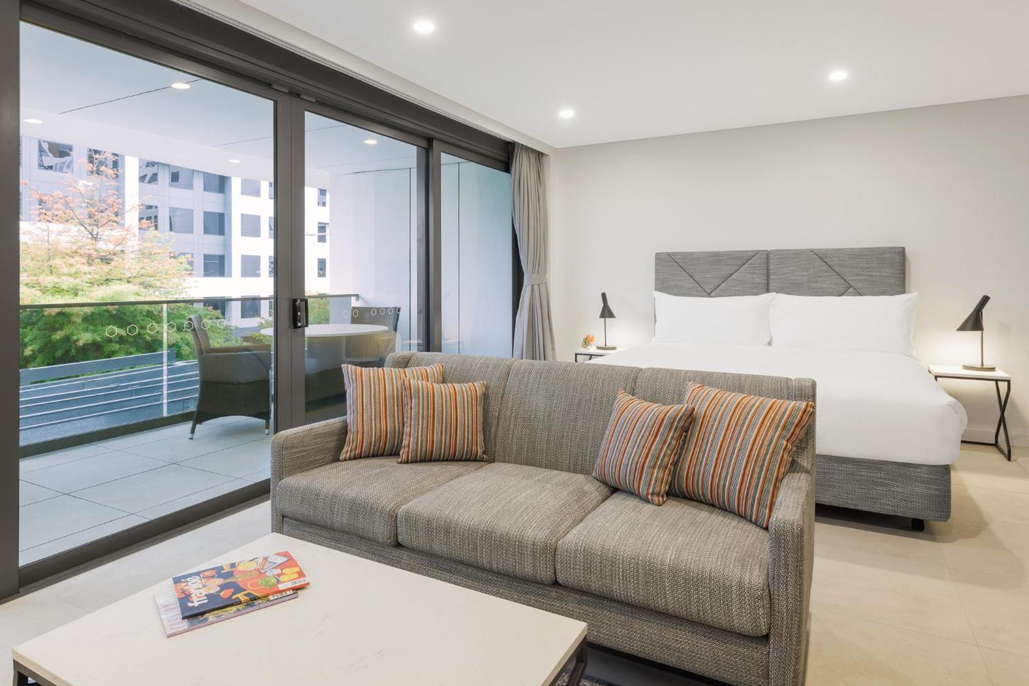 Meriton Suites Canberra Eksteriør billede A typical Studio apartment at the Mantra on Hay Street